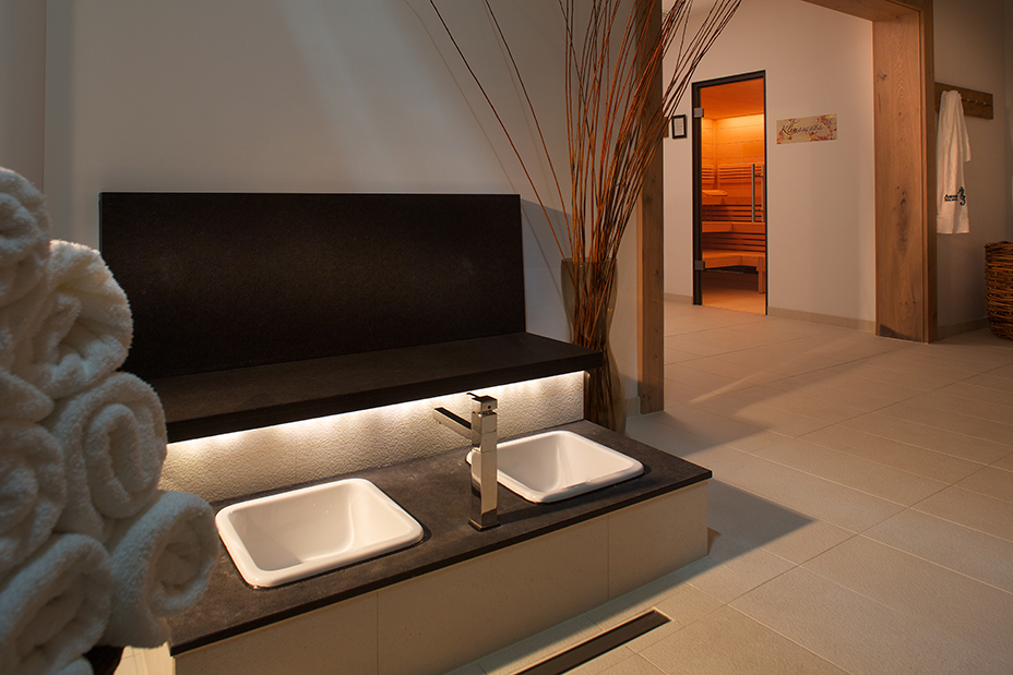 KNEIPPGANG UND FUßBECKEN 